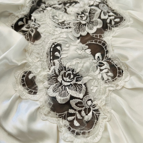 WORN 1x Wedding Dress. Satin w/lace, pearl beads & subtle sequins. Two stains - Picture 5 of 16